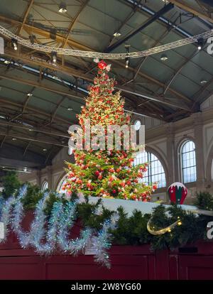 Zürich, Schweiz - 2. Dezember 2023: Traditioneller Weihnachtsbaum am Bahnhof Zürich, dekoriert mit Lindt-Schokolade. Stockfoto