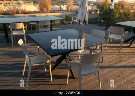 Tische eines Open-Air-Restaurants auf der Terrasse eines Touristenorts, ein Tisch mit modernen Tischen an Feiertagen und Feiertagen, die die meisten Touristen lieben din Stockfoto