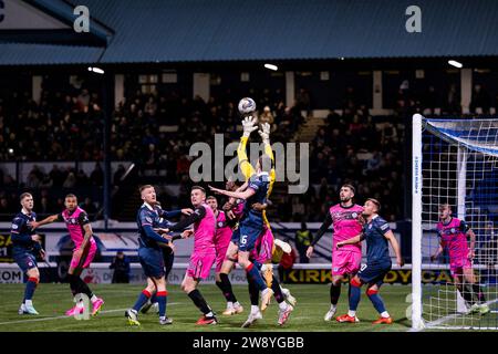 Kirkcaldy, Schottland. 22. Dezember 2023. Charlie Albinson (1 - Ayr) behauptet ein Kreuz Raith Rovers vs Ayr United - Cinch Championship Credit: Raymond Davies / Alamy Live News Stockfoto