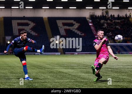 Kirkcaldy, Schottland. 22. Dezember 2023. Josh Mullin (14 - Raith Rovers) spielt den Ball Raith Rovers vs Ayr United - Cinch Championship Credit: Raymond Davies / Alamy Live News Stockfoto