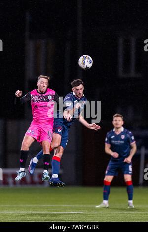 Kirkcaldy, Schottland. 22. Dezember 2023. Aiden McGeady (10 - Ayr) steigt für den Titel Raith Rovers vs Ayr United – Cinch Championship Credit: Raymond Davies / Alamy Live News Stockfoto