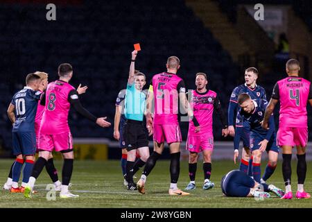 Kirkcaldy, Schottland. 22. Dezember 2023. Sean McGinty (5 - Ayr) wird wegen einer schlechten Herausforderung geschickt Raith Rovers vs Ayr United - Cinch Championship Credit: Raymond Davies / Alamy Live News Stockfoto