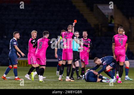 Kirkcaldy, Schottland. 22. Dezember 2023. Sean McGinty (5 - Ayr) wird wegen einer schlechten Herausforderung geschickt Raith Rovers vs Ayr United - Cinch Championship Credit: Raymond Davies / Alamy Live News Stockfoto