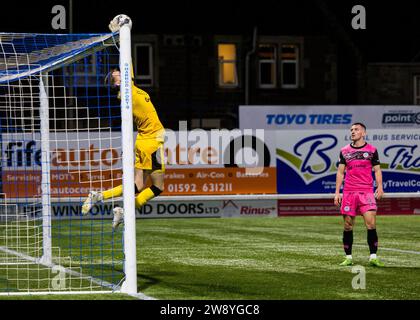 Kirkcaldy, Schottland. 22. Dezember 2023. Charlie Albinson (1 - Ayr) macht einen hohen Rausch Raith Rovers vs Ayr United - Cinch Championship Credit: Raymond Davies / Alamy Live News Stockfoto