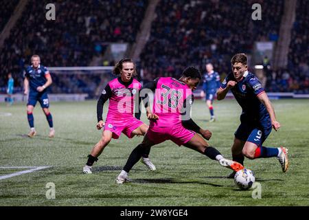 Kirkcaldy, Schottland. 22. Dezember 2023. Jamie Gullan (9 - Raith Rovers) bricht mit dem Ball am Rande der Areea Raith Rovers vs Ayr United - Cinch Championship Credit: Raymond Davies / Alamy Live News Stockfoto