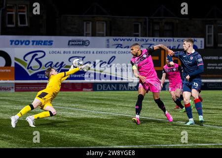 Kirkcaldy, Schottland. 22. Dezember 2023. Charlie Albinson (1 - Ayr) speichert einen Ball in der Box Raith Rovers vs Ayr United - Cinch Championship Credit: Raymond Davies / Alamy Live News Stockfoto