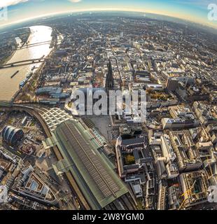 Luftaufnahme, Stadt- und Altstadtübersicht mit Kölner Dom und Hauptbahnhof, Gleisbogen DB-Betriebsdepot, Erdkugel, Fischaugenbild, 360 Grad ima Stockfoto