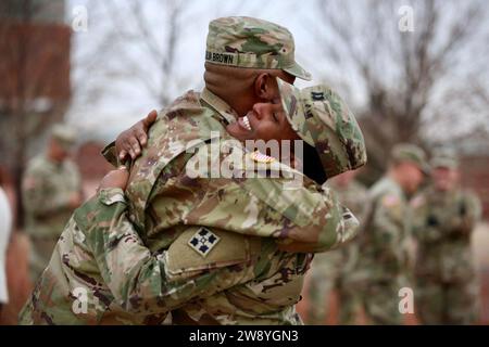 Colorado Springs, Colorado, USA. Dezember 2023. Sgt. Cameron J. da Silva Brown, 56M, Spezialist für religiöse Angelegenheiten, aus Miami, Florida, der Hauptquartier- und Hauptquartierkompanie, 588. Brigade Engineer Battalion, 3. Panzerbrigade Combat Team, 4. Infanteriedivision, begrüßt Gäste während seiner Aufstiegszeremonie am 1. Dezember 2023 in Fort Carson, Colorado. (Kreditbild: © U.S. Army/ZUMA Press Wire) NUR REDAKTIONELLE VERWENDUNG! Nicht für kommerzielle ZWECKE! Stockfoto