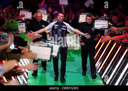 Chris Dobey spielt William O'Connor (nicht abgebildet) am 8. Tag der Paddy Power World Darts Championship im Alexandra Palace, London. Bilddatum: Freitag, 22. Dezember 2023. Stockfoto