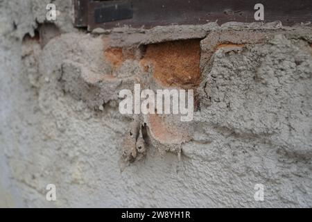 Die Wände des Gebäudes beginnen mit dem Alter zu schälen Stockfoto