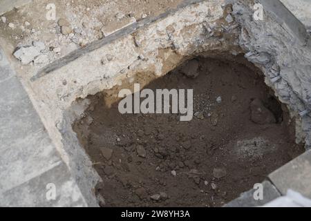 Reparatur von Wasserkanälen und Boden in Säcken Stockfoto