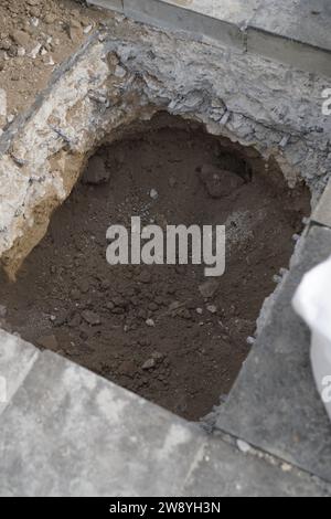 Reparatur von Wasserkanälen und Boden in Säcken Stockfoto