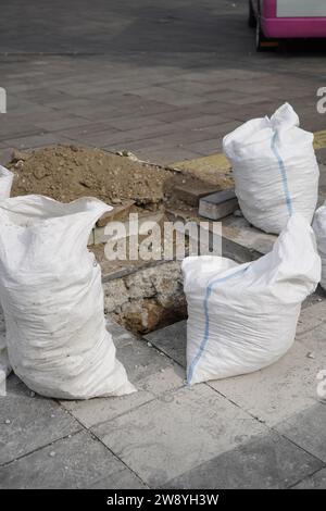 Reparatur von Wasserkanälen und Boden in Säcken Stockfoto