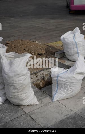 Reparatur von Wasserkanälen und Boden in Säcken Stockfoto