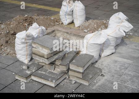 Reparatur von Wasserkanälen und Boden in Säcken Stockfoto