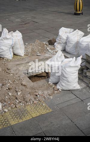 Reparatur von Wasserkanälen und Boden in Säcken Stockfoto