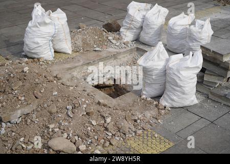 Reparatur von Wasserkanälen und Boden in Säcken Stockfoto