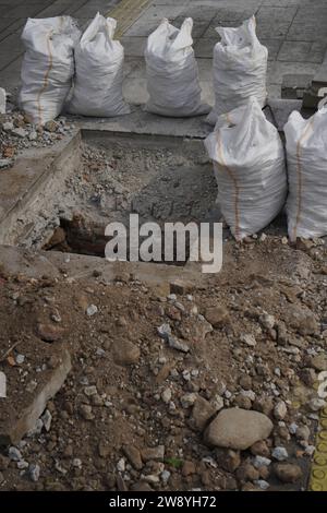 Reparatur von Wasserkanälen und Boden in Säcken Stockfoto