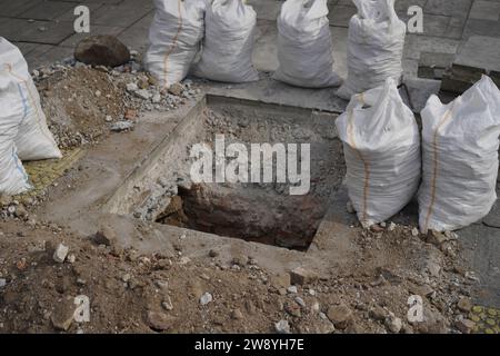 Reparatur von Wasserkanälen und Boden in Säcken Stockfoto