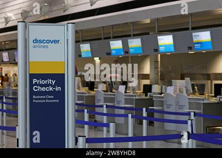 Impressionen Flughafen Frankfurt 22.12.2023 Am Weihnachtssamstag 23. Steht ein Warnstreik der Piloten von Lufthansa Tochter ENTDECKEN FLUGGESELLSCHAFTEN in Deutschland wegen festgefahrener Tarifverhandlungen von 8 bis 13 Uhr im Haus hier Abflug Schalter für Priority Check-in Business Class Premium Economy Frankfurt / Main Hessen Deutschland *** Impressionen Frankfurt Airport 22 12 2023 am Weihnachtssamstag 23 wird es sein seien Sie ein Warnstreik der Piloten der Lufthansa-Tochtergesellschaft DISCOVER AIRLINES in Deutschland von 8 bis 13 Uhr wegen verzögerter Lohnverhandlungen hier Abflugschalter für Priority Check-in Stockfoto