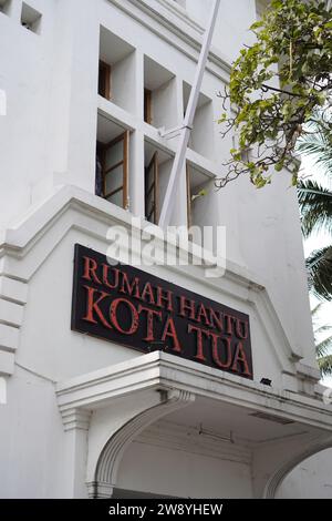 Vorderansicht der Spukhaus-Tour in der Altstadt von Jakarta Stockfoto