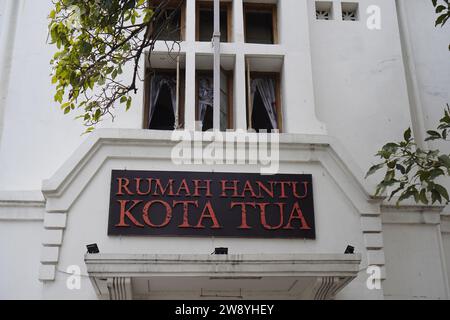 Vorderansicht der Spukhaus-Tour in der Altstadt von Jakarta Stockfoto