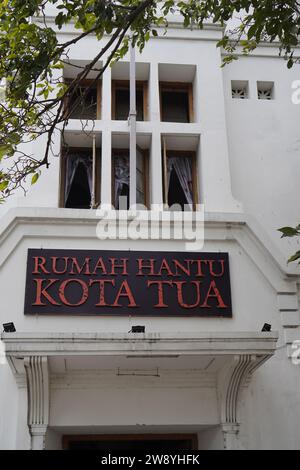 Vorderansicht der Spukhaus-Tour in der Altstadt von Jakarta Stockfoto