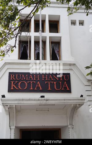 Vorderansicht der Spukhaus-Tour in der Altstadt von Jakarta Stockfoto