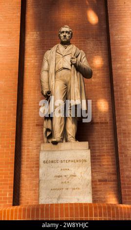 Statue des Eisenbahnpioniers George Stephenson im Eisenbahnmuseum York, North Yorkshire, England, Großbritannien Stockfoto