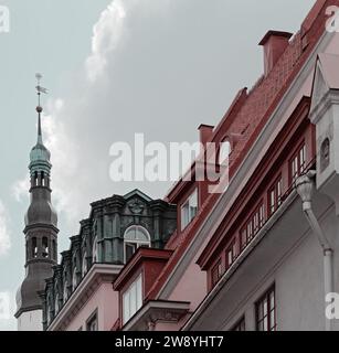 Blick auf die Straße mit dem Rathausturm auf dem zentralen Platz in Tallinn, Estland Stockfoto