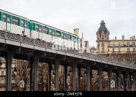 U-Bahn-Linie 6 auf dem Passy-Viadukt der Bir Hakeim-Brücke in Paris - Paris Stockfoto