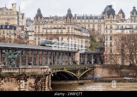 Neue U-Bahn-Linie 6 auf dem Passy-Viadukt der Bir Hakeim-Brücke in Paris - Frankreich Stockfoto