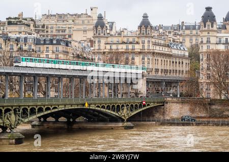 Alte U-Bahn-Linie 6 auf dem Passy-Viadukt der Bir Hakeim-Brücke in Paris - Frankreich Stockfoto