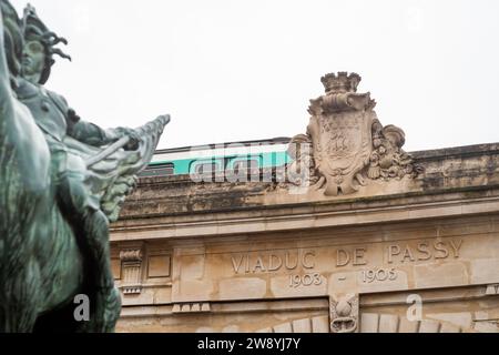 Statue von Frankreich und U-Bahn-Linie 6 auf dem Passy-Viadukt der Bir Hakeim-Brücke in Paris - Frankreich Stockfoto