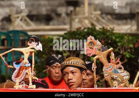 Schattenpuppen-Show (Wayang krucil). Wayang krucil ist ein Wayang aus Kediri, Ost-Java Stockfoto