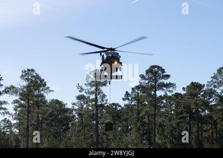 Eine 41st Rescue Squadron HH-60W Jolly Green II startet am 21. Dezember 2023 mit Schleuder beladener Ladung auf der Moody Air Force Base, Georgia. Das Laden von Schlingen ermöglicht den schnellen Transport von Fracht und Fahrzeugen an strenge Stellen und minimiert gleichzeitig die Gefahren für die Stützflugzeuge. (Foto der U.S. Air Force von Kapitän Christian Little) Stockfoto