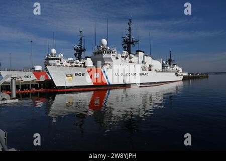 Die Crew der U.S. Coast Guard Cutter Seneca (WMEC 906) im Homeport in Portsmouth, Virginia, am 22. Dezember 2023, nach einer 65-tägigen Patrouille in der westlichen Karibik und im östlichen Pazifik. Zur Unterstützung der Joint InterAgency Task Force-South arbeitete Seneca zusammen mit anderen Küstenwachen, dem Verteidigungsministerium und dem Heimatschutzministerium sowie internationalen Partnern bei der Durchführung von Sicherheits- und Sicherheitsmissionen im Seeverkehr. (Foto der US-Küstenwache von Petty Officer 3. Klasse Kate Kilroy) Stockfoto