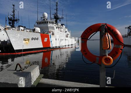 Die Crew der U.S. Coast Guard Cutter Seneca (WMEC 906) im Homeport in Portsmouth, Virginia, am 22. Dezember 2023, nach einer 65-tägigen Patrouille in der westlichen Karibik und im östlichen Pazifik. Zur Unterstützung der Joint InterAgency Task Force-South arbeitete Seneca zusammen mit anderen Küstenwachen, dem Verteidigungsministerium und dem Heimatschutzministerium sowie internationalen Partnern bei der Durchführung von Sicherheits- und Sicherheitsmissionen im Seeverkehr. (Foto der US-Küstenwache von Petty Officer 3. Klasse Kate Kilroy) Stockfoto