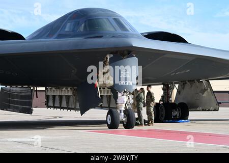 Captain Janel Campbell, 13th Bomb Squadron B-2 Pilot Spirit 823, startete von einem B-2 Spirit Tarnbomber auf der Whiteman Air Force Base, Mo., 15. Dezember 2023. Nach Abschluss des Trainings nehmen B-2-Piloten ihren ersten Flug im Tarnbomber und erhalten ihre Spirit-Nummer. (Foto der U.S. Air Force von Airman 1st Class Matthew S. Domingos) Stockfoto