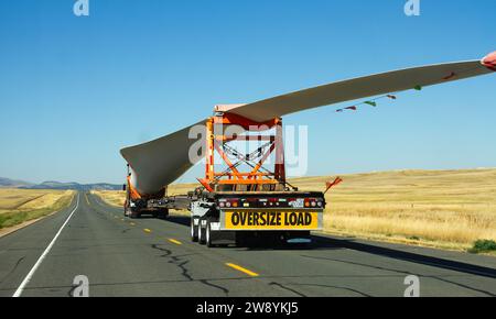 Highway, South Dakota, USA - September 30 2023: Überdimensionierung des Schilds der Windkraftanlage. Umweltkonzept Stockfoto