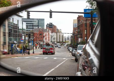 Boston, MA, USA – 4. November 2023: Außenspiegel der Boston Street und des Feuerwehrwagens Stockfoto