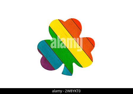 Regenbogenfarbenes vierblättriges Kleeblatt (Kleeblatt) mit Holzmuster isoliert auf weißem Hintergrund Stockfoto