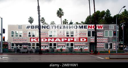 Culver City, Kalifornien, USA. Dezember 2023. Übergroße Vinyl-Plakate von 173 Geiseln, die von der Hamas entführt und festgehalten wurden, zieren das große Unterhaltungsgebäude als Antwort auf die Hamas-Aktivisten, die viele der kleineren Plakate aus Papier, die an Telefonmasten in Los Angeles geheftet wurden, entstellt oder weggerissen haben. Das Werk ist Teil der Bemühungen des Kunstkollektivs Artists 4 Israel, Antisemitismus zu bekämpfen. (Credit Image: © Brian Cahn/ZUMA Press Wire) NUR REDAKTIONELLE VERWENDUNG! Nicht für kommerzielle ZWECKE! Quelle: ZUMA Press, Inc./Alamy Live News Stockfoto