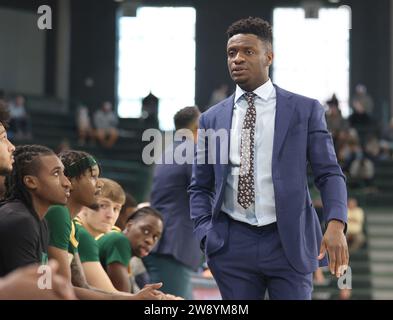 New Orleans, USA. Dezember 2023. Tony Skinn, Cheftrainer der George Mason Patriots, tritt am Freitag, den 22. Dezember 2023, bei einem Basketballspiel in der Fogleman Arena in New Orleans, Louisiana, auf die Seite. (Foto: Peter G. Forest/SIPA USA) Credit: SIPA USA/Alamy Live News Stockfoto