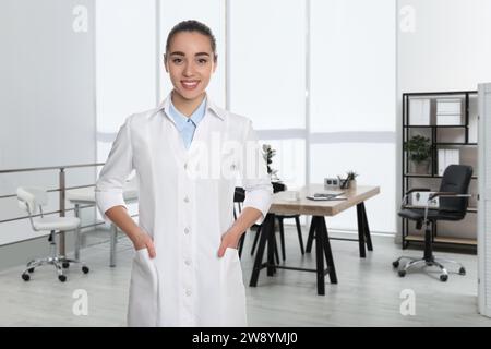 Lächelnde Krankenschwester in Uniform im Krankenhaus. Medizinisches Personal Stockfoto