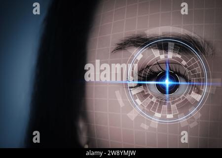Gesichtserkennung und Iriserkennung. Frau mit digitalem biometrischem Raster und Scan, Nahaufnahme Stockfoto