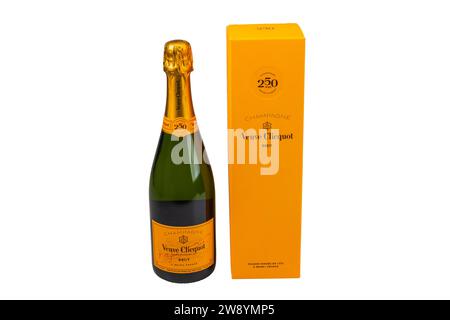 Blick auf französischen Champagner Veuve Clicquot in einer Geschenkbox, isoliert auf weißem Hintergrund. Stockfoto