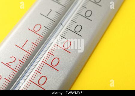 Modernes Wetterthermometer auf gelbem Hintergrund, Nahaufnahme Stockfoto