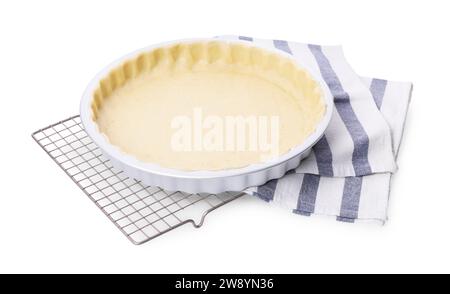 Quiche machen. Tortenpfanne mit frischem Teig, isoliert auf weiß Stockfoto