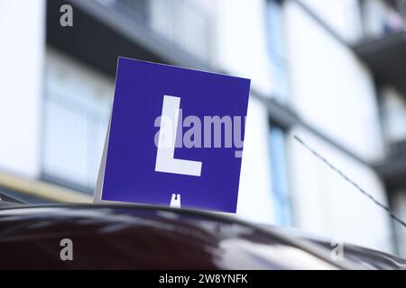 L-Schild auf dem Autodach im Freien. Fahrschule Stockfoto